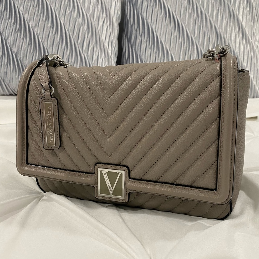 VICTORIA’S SECRET The Victoria Medium Shoulder Bag